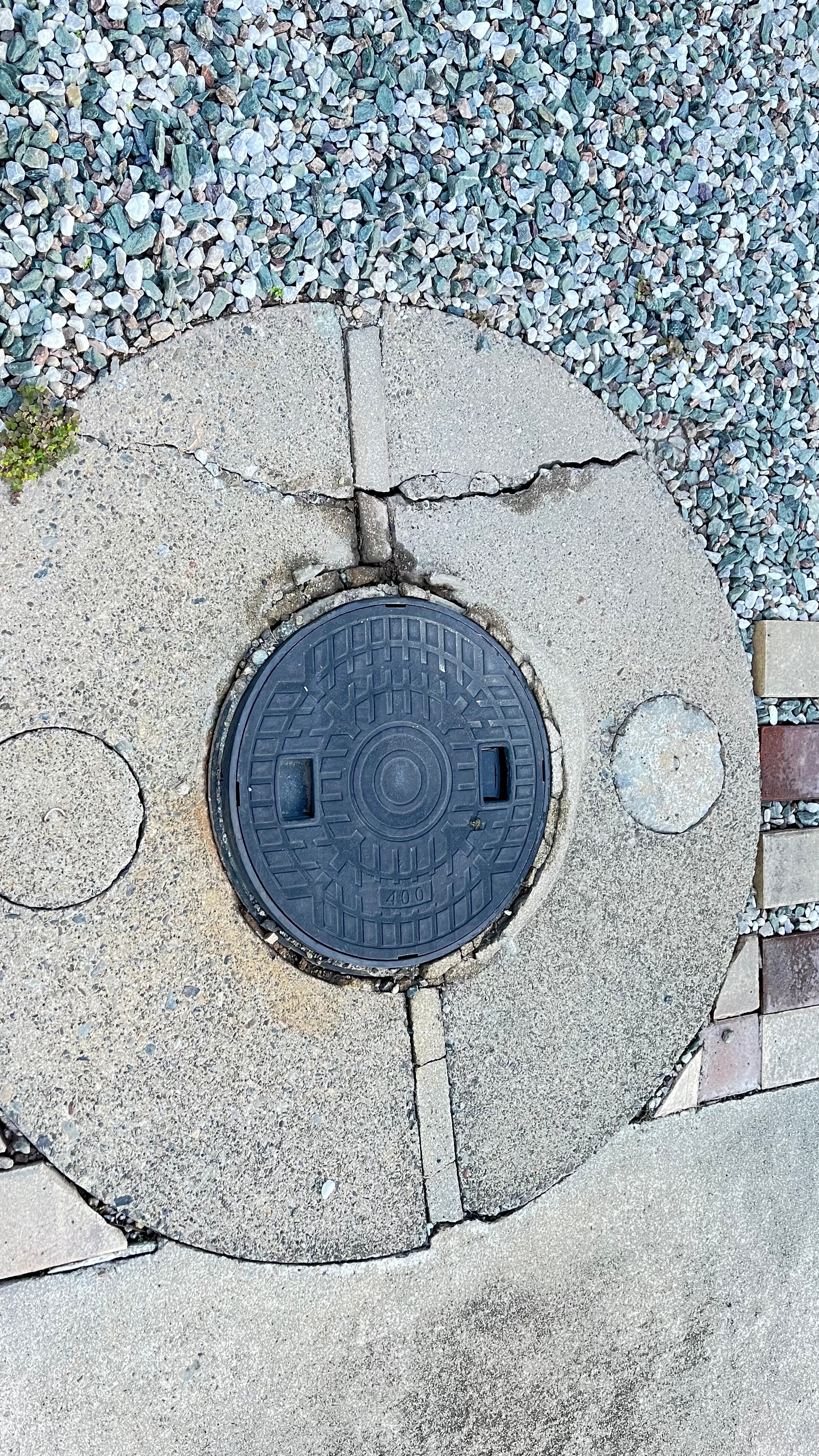 浄化槽解体撤去工事前 - 老朽化した浄化槽設備