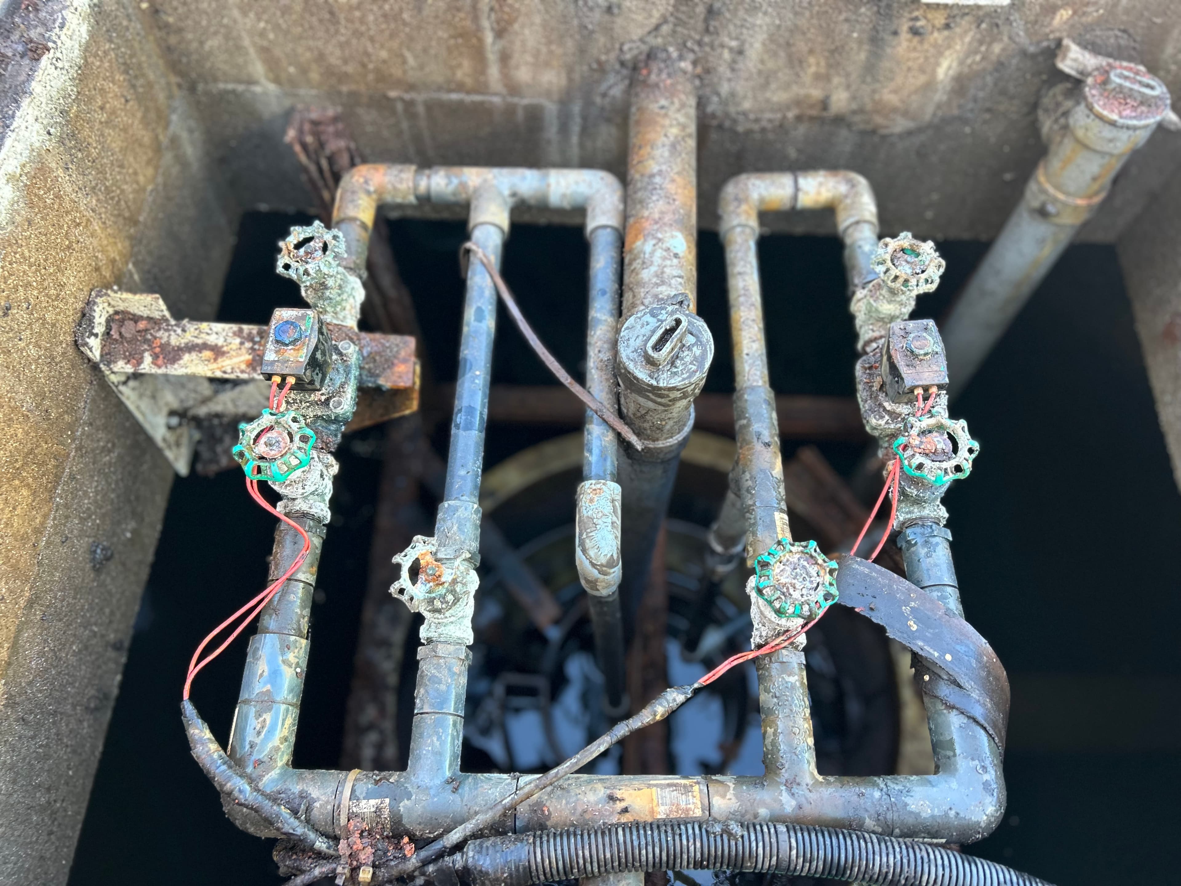 給排水設備工事前 - 配管の破損や水漏れが発生