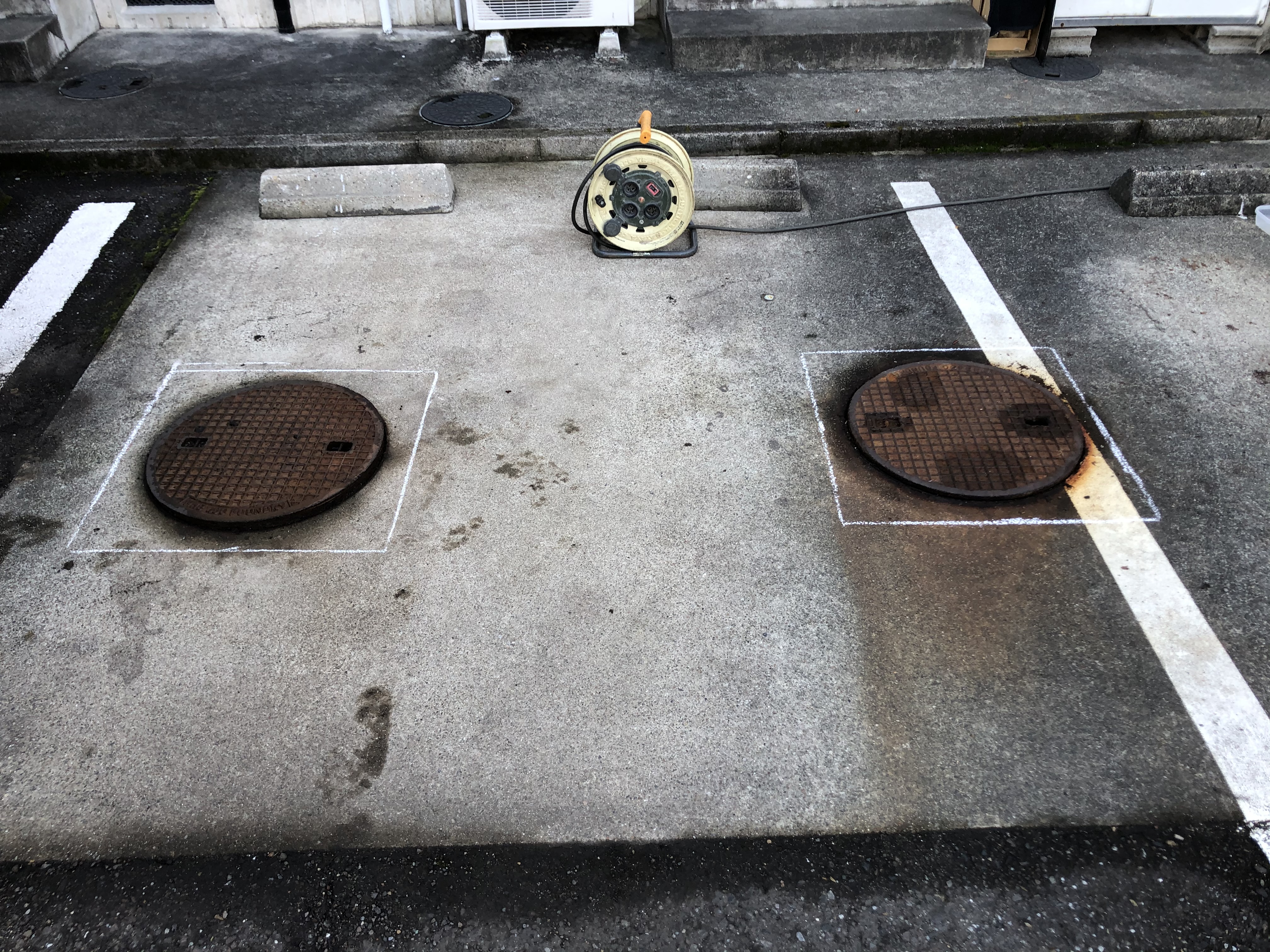 マンホール取替工事の施工前 - 水廻り緊急対応サービス