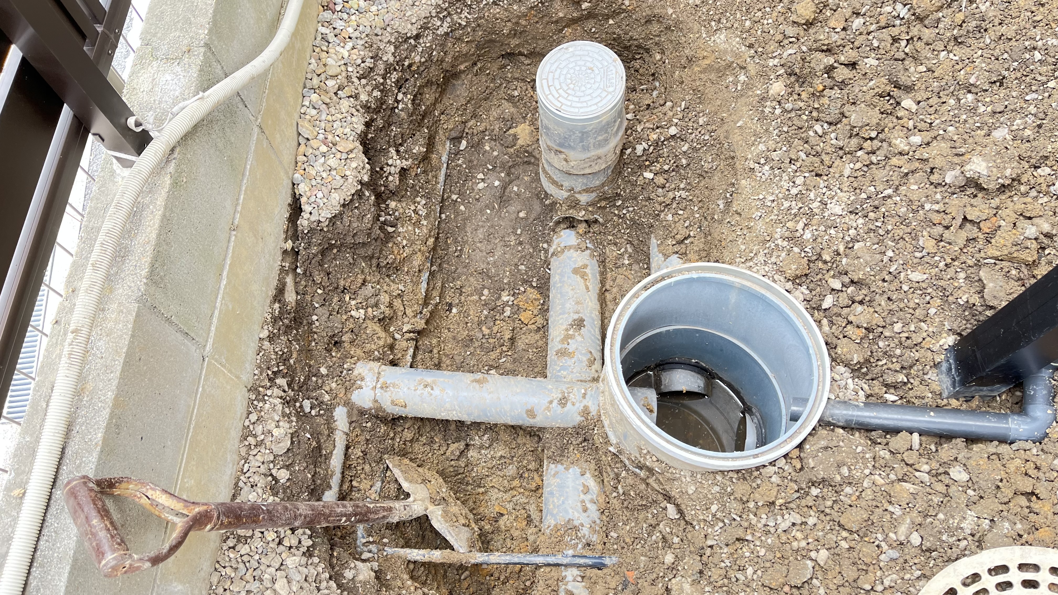 排水管修理工事の施工前 - 詰まり水漏れ緊急対応サービス